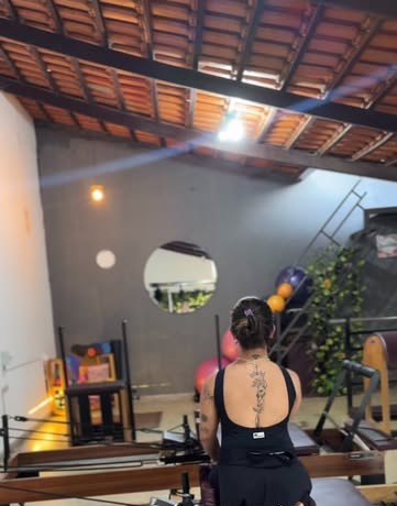 Aparelhos de Pilates entre plantas